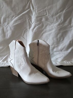 Women's White Western Ankle Boots - Classic Cowboy Style